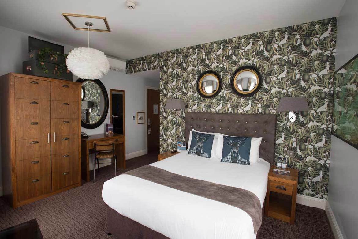 Standard King Room in Nottingham mercure-nottingham-city-centre-hotel-standard-king-bedroom-4.jpg