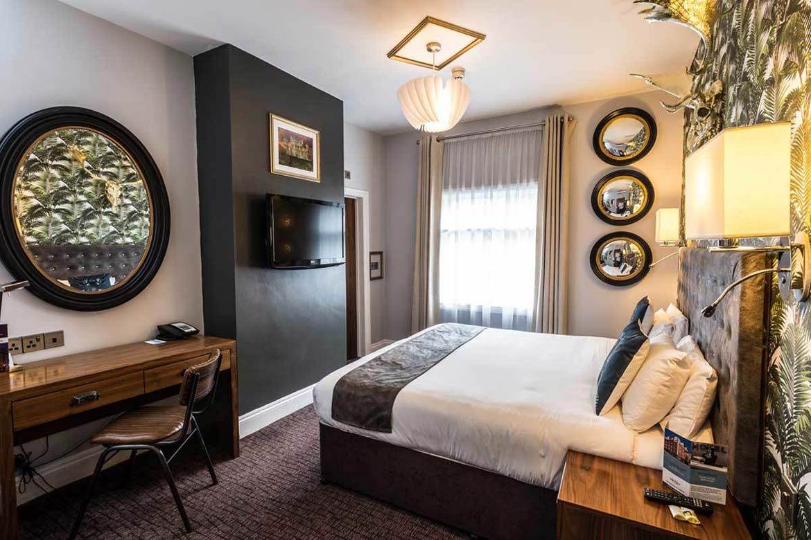 Standard King Room in Nottingham mercure-nottingham-city-centre-hotel-standard-king-bedroom-2.jpg