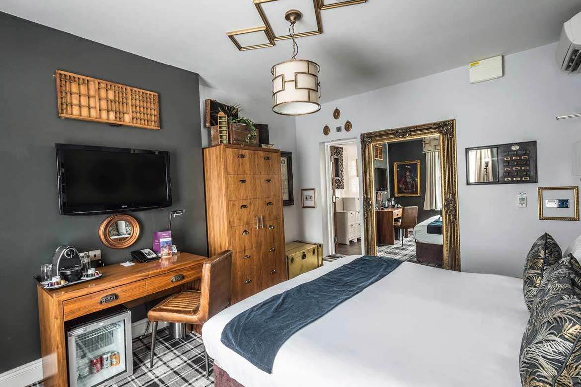 Suite in Nottingham mercure-nottingham-city-centre-hotel-suite-room-2.jpg