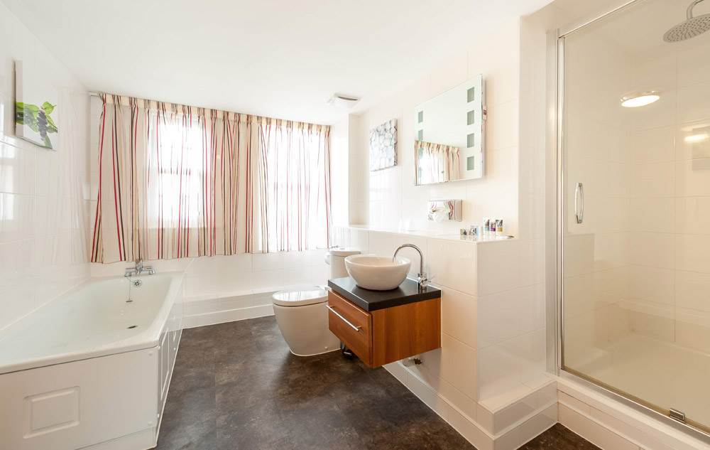 Suite in Nottingham mercure-nottingham-city-centre-suite-bathroom.jpg