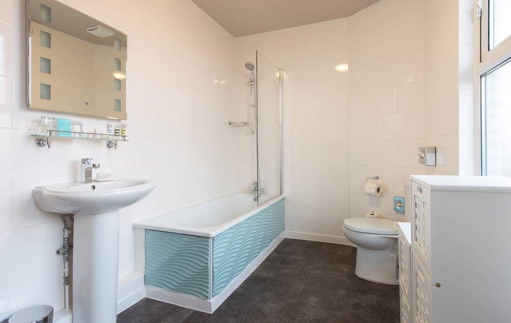 Suite in Nottingham mercure-nottingham-city-centre-hotel-suite-bathroom.jpg
